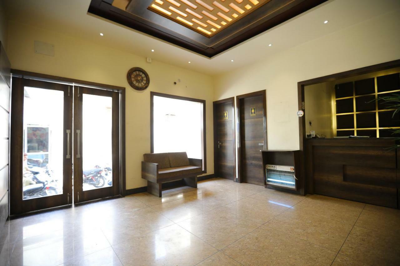Oyo 40791 Hotel Hot N Fast Suratgarh Экстерьер фото